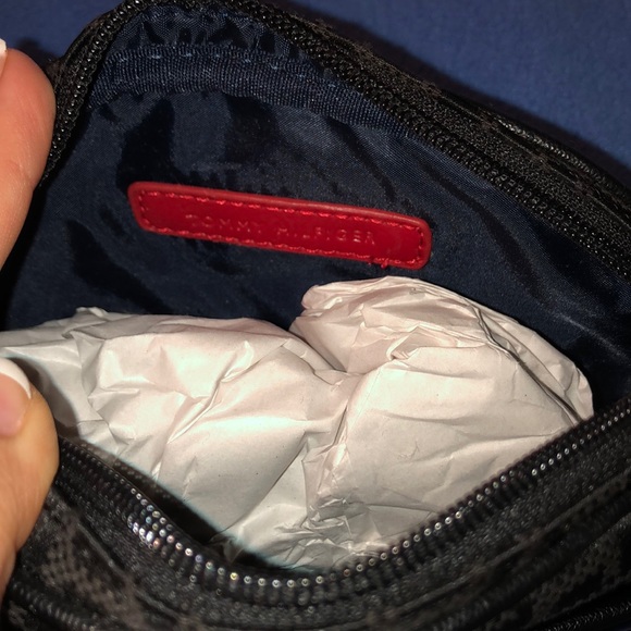 BNWT TOMMY HILFIGER CROSSBODY - Picture 4 of 4